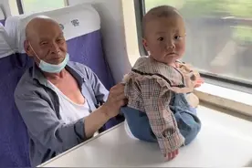 这是一甘肃的农民大叔，带来他的孙儿去他儿子工作的路上，可爱的宝宝好可爱，一直在家都是爷爷带着，宝宝眺望窗外一路美景，我给了一个面包当作我们偶遇的礼物。🌺🌺🌺🌹🎉🎉🎉视频封面