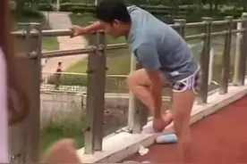 河南许昌，小孩意外落水，母亲救子心切跳下双双溺水。好心人救起母子后虚脱，万幸母子二人都被抢救回来了。视频封面