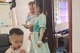 一位妈妈带两个孩子看病，自己打着点滴还抱着孩子！视频封面