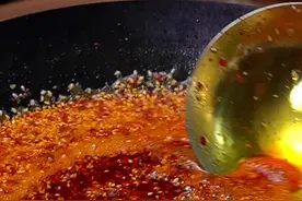 这样做的辣椒油，色泽红亮、香辣可口，拌凉菜、拌面、吃火锅都可以#宅家抖出好食光 #跟着抖音学做菜