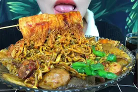 麻辣拌配金针菇啦 放了方便面更香了！！！ #咔咔拌麻辣拌