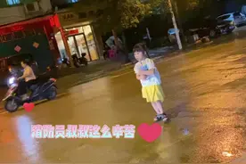 暖心一幕！洪水退去消防员连夜清淤，融水县一位在妈妈引导下的小女孩为连夜清淤的消防员送矿泉水解渴。#蓝朋友#温暖瞬间 视频封面
