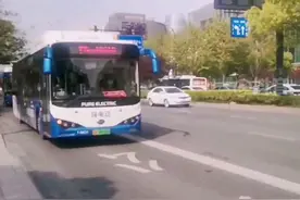 暖心公交司机抱轮椅女孩上车，简单的一个举动却温暖了一座城。#正能量 #感动 #暖心视频封面
