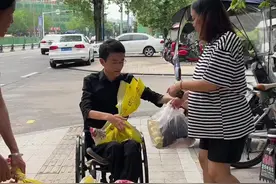 妈妈和弟弟从大凉山赶过来了，这是上次彝族年之后的第一次重逢，有八个多月没见面了，妈妈给我带了很多东西，大包小包的都是娘家人的爱。@杨添财 #彝族姑娘阿紫视频封面