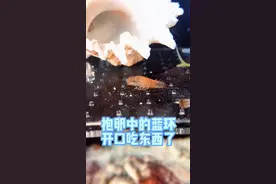 #小七歌 抱卵中的蓝环章鱼吃东西了，人生啊。可能大小都保住了。试试吧，未来可期。还有就是黑壳虾可以在海水里生活很久不会挂掉。