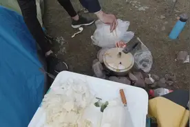 高压锅放气，汤放的太满了视频封面