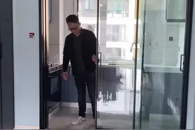 #装修 拆掉厨房的一面墙，做了个三扇推拉门，这下可以秒变开放式厨房了，空间顺间大了不少#推拉门 #抖音热门视频封面