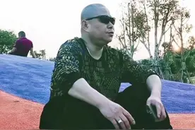 没有读过几本书，却走过万里路，一路上的酸甜苦辣，又不知向谁倾诉 # 情感 音乐 #我要上热门 @DOU+小助手视频封面