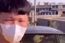 男子乘坐中国包机从印度回到祖国，激动不已！请记住：我们有一个强大的祖国！一定会接你回家！@抖音短视频视频封面