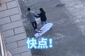 女生和暗恋三年终于在一起的男生约会，室友看见后为了让两人牵手疯狂起哄，简直操碎了心！#恋爱的青涩 #恋爱 视频封面