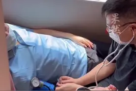 高铁乘客突发疾病，巧遇著名专家同车紧急救治。乘客：这可是最难挂的专家号视频封面