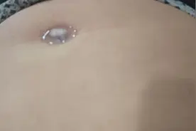 肚脐眼里出水是咋回事？视频封面