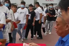 河南一老板拿出70多万现金，发给162名准大学生，连续19年累计资助学生4000余名，助学金3200余万#河南一老板为贫困大学生发钱 #大河报河南 视频封面