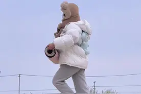 《本草纲目毽子操》穿着羽绒服 跟着我们刘教练一起 听着杰伦的饶舌一起跳毽子操 人鱼线 马甲线就是我们的！#本草纲目毽子操挑战 #本草纲目 #刘畊宏 @刘畊宏 #社恐人颜韵 #盐城颜韵