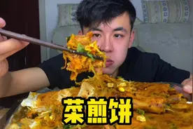 节约粮食从我做起，剩的菜煎饼不能浪费，热热继续吃