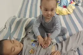 #温馨画面 哥哥肚子痛，弟弟说他帮哥哥揉揉小肚肚视频封面