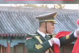 #兵哥哥 飒！国旗护卫队升旗手袁晋爽收旗动作一气呵成，帅到爆炸！🤩🤩视频封面