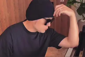 周杰伦、罗密欧亲子变装秀！超帅的！哎呦，不错哦！#周杰伦 #最伟大的作品视频封面