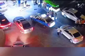 出租车司机在厦门北站站外揽客，被执法部门无人机全程抓拍。目前，该车驾驶员胡某因涉嫌未在指定的营业站点内排队载客的违规行为将面临交通执法部门罚款500元、暂扣岗位服务证15天的行政处罚。视频封面