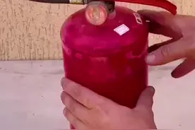 用完的灭火器千万别扔，拿来做一个泡沫喷雾瓶非常适用#技能 #生活窍门 #技巧分享 #技能改变生活 视频封面