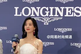 #赵丽颖白色羽毛抹胸裙 #赵丽颖 空降郑州，人气爆棚，和粉丝们亲切打招呼@抖音短视频视频封面