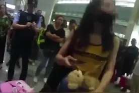 女演员大闹火车站被解约 #警察视频封面