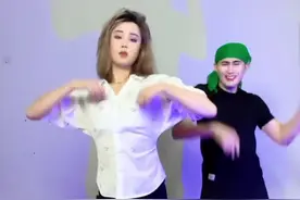 跳着跳着就忘了自己的位置…想抢镜门儿都没有！#姐弟视频封面