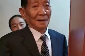 晋京领奖前的袁隆平，快乐得像个孩子！@抖音短视频