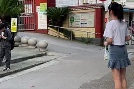 等了你半个小时 一大活人站在那居然没看到我 始终姐姐不是最亲的😭😭#记录美好童年 #赵柔和弟弟 #赵柔同学日常 @DOU+小助手 #放学视频封面