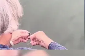 老奶奶用简易鱼线钓鱼，一扔一个准，网友：比上万的鱼竿都好使#老奶奶 #钓鱼 #简易鱼线 视频封面