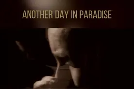 #经典回放  《Another Day in Paradise》，是Phil Collins于1989年推出的单曲，对这⾸歌曲，他说：“我们应当记住，当我们为没有⼀辆新型汽车或洗碗机⽽牢骚满腹的时候，在这个世界上还有多少⼈甚⾄在为寻求起码的⽣存⽽挣扎呻吟。”此曲为他带来了巨⼤的荣誉，1991 年初分别荣获美国⾳乐奖的最佳摇滚艺术家和葛莱美奖的最佳单曲奖。