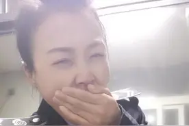 （扯痧）如果你偶感，恶心，乏力，嗜睡，那就是发痧了，那就扯脖子，扯肩膀，扯红，痧发忙了还会扯乌泡，这招管用。视频封面