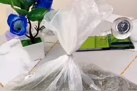 今天分享怎么徒手秒开超市封口钉#抖音小助手#封口钉#生活小妙招#我要上热门#放大招