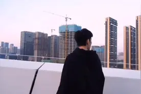 今天跟相亲对象出来约会，但是他走路也不等我，他走路我跟着小跑视频封面