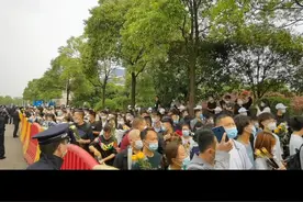 5月24日袁院士的追悼会在长沙明阳山殡仪馆举行，大量群众自发过来悼念，长长的队伍形成了十里长街送袁老的场面！视频封面