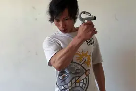 传言说当你的握力达到60Kg就可以轻松捏碎苹果，我不信……视频封面