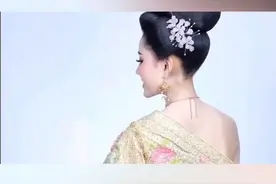 还在好奇 泰国人高高的发型 是怎么弄的吗 答案来了 看完 大概就知道泰国人是怎么做发型的……视频封面