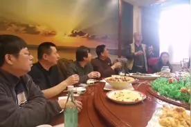 福哥欢迎刘国兴老师的晚宴#相聚时光 #小酒喝起来 #干杯🍻视频封面