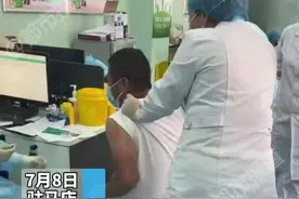 壮小伙打疫苗快吓哭！三个护士一起按住他，机智接种！视频封面