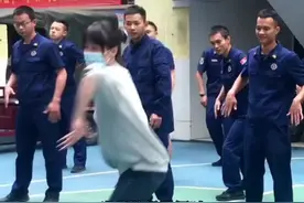 当消防员跳舞时手和脚都有自己的想法#消防员 #哈哈哈哈哈 #跳舞 #热点小助手 视频封面
