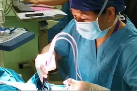 #医学科普 #扁桃体手术 等离子刀切除过程，一般都是全麻的，口里有生理盐水持续流着，局麻下应该是没法做的，不知道哪里有局麻做的视频封面