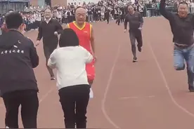 运动会接力赛校长勇夺冠  网友：这不是比赛，这比的是人情世故#运动会#校园视频封面