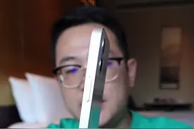 开箱一个苹果已经绝版的小配件，Lighting接口的闪电基座视频封面