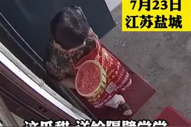 23日，江苏盐城。网友监控下纪录下邻里之间的有爱互动的细节，这样的邻里关系你爱了吗？#邻里关系视频封面