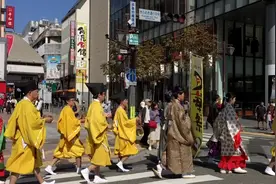 日本福冈街头的民俗游行，不懂是什么意思，音乐很有特色。视频封面