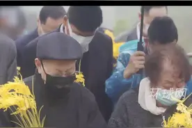 他们手持金黄稻穗缅怀袁隆平视频封面