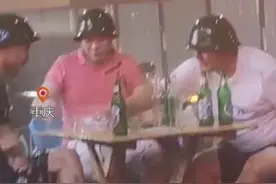 6月23日，重庆，突降大雨，仨男子头戴钢盔继续喝酒。网友：今天这酒是喝不醉了……视频封面