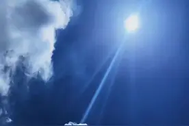 夏天的太阳人们避之不及，冬天的太阳人们百般珍惜，连太阳都做不到人人喜欢，更何况你我。所以，不完美又何妨，万物皆有裂痕。那是光照进来的地方！#治愈系风景 #天空 #蓝天白云 #随手拍天空 #蓝天白云晴空万里视频封面
