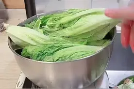 快烂的蔬菜先别扔，这样处理能复活保鲜！|||♥️今日感悟：特殊时期，收到了各种绿叶菜有时候因为路上时间问题收到都不太新鲜了、为此我学会了很多让蔬菜“复活”新鲜的办法～一起来学习下吧～ 生菜保鲜｜西兰花保鲜｜胡萝卜保鲜｜绿叶菜保鲜｜蔬菜保存｜大蒜处理保鲜｜葱花处理保鲜｜菌菇类保鲜｜黄瓜胡萝卜保鲜｜大白菜保存｜土豆发芽处理｜土豆保存蔬菜保鲜大法  土豆  保存蔬菜  水培蔬菜好快乐 #实用好物 #居家好物 #好物推荐🔥 #提升幸福感好物 视频封面