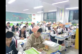 语文老师为防止学生写字时坐姿不端正，让学生头顶书本练字10分钟视频封面